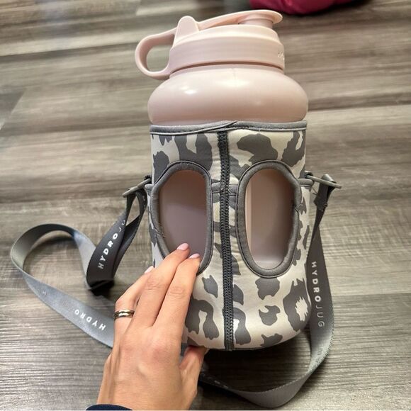 HydroJug pink sand bottle & Wild Ones Pro Water Bottle Sleeve - Snow Leopard - Picture 7 of 13